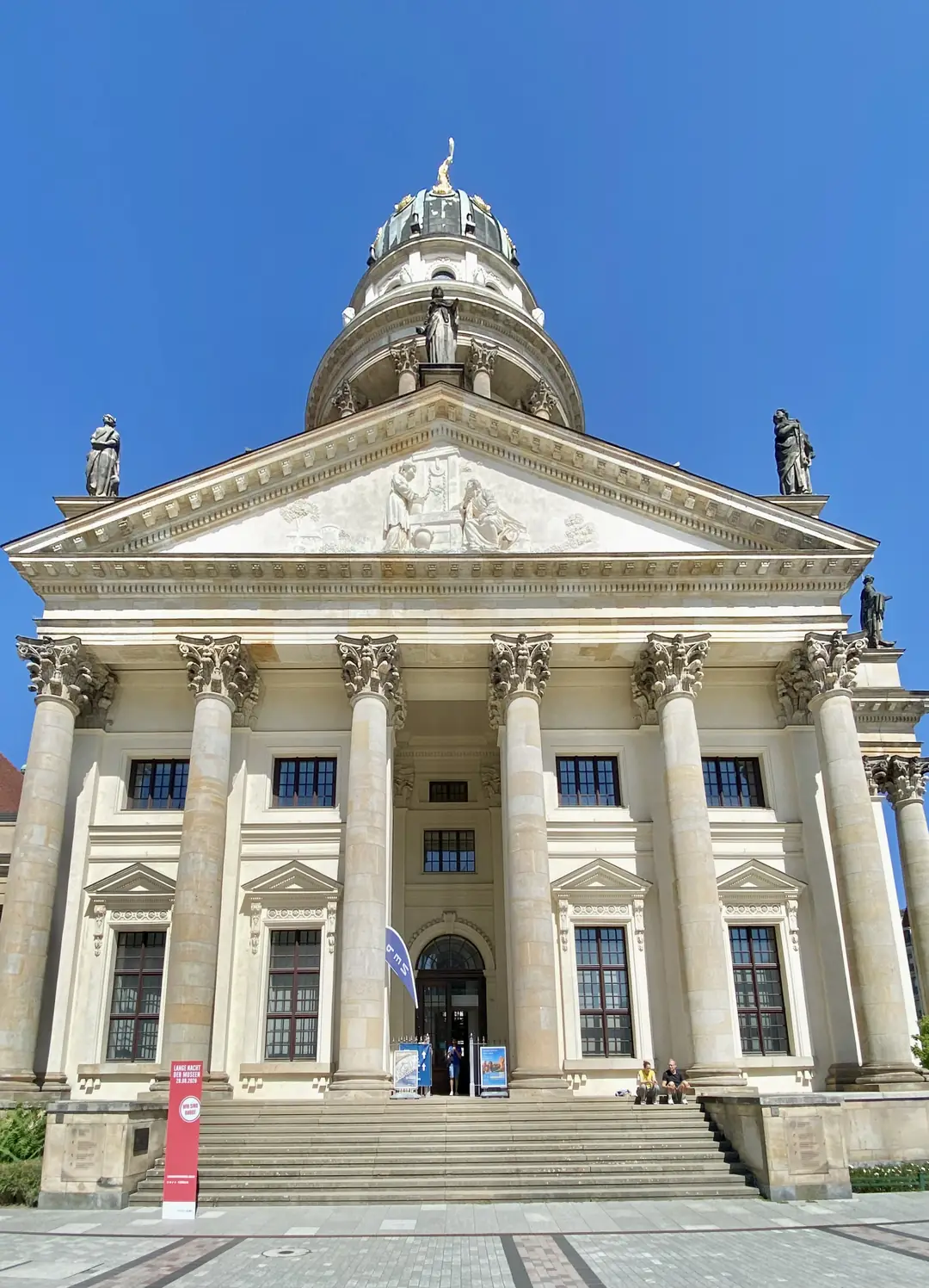 Der Französische Dom am Gendarmenmarkt, vom Eingang bis zur goldenen Nike auf der Kuppel